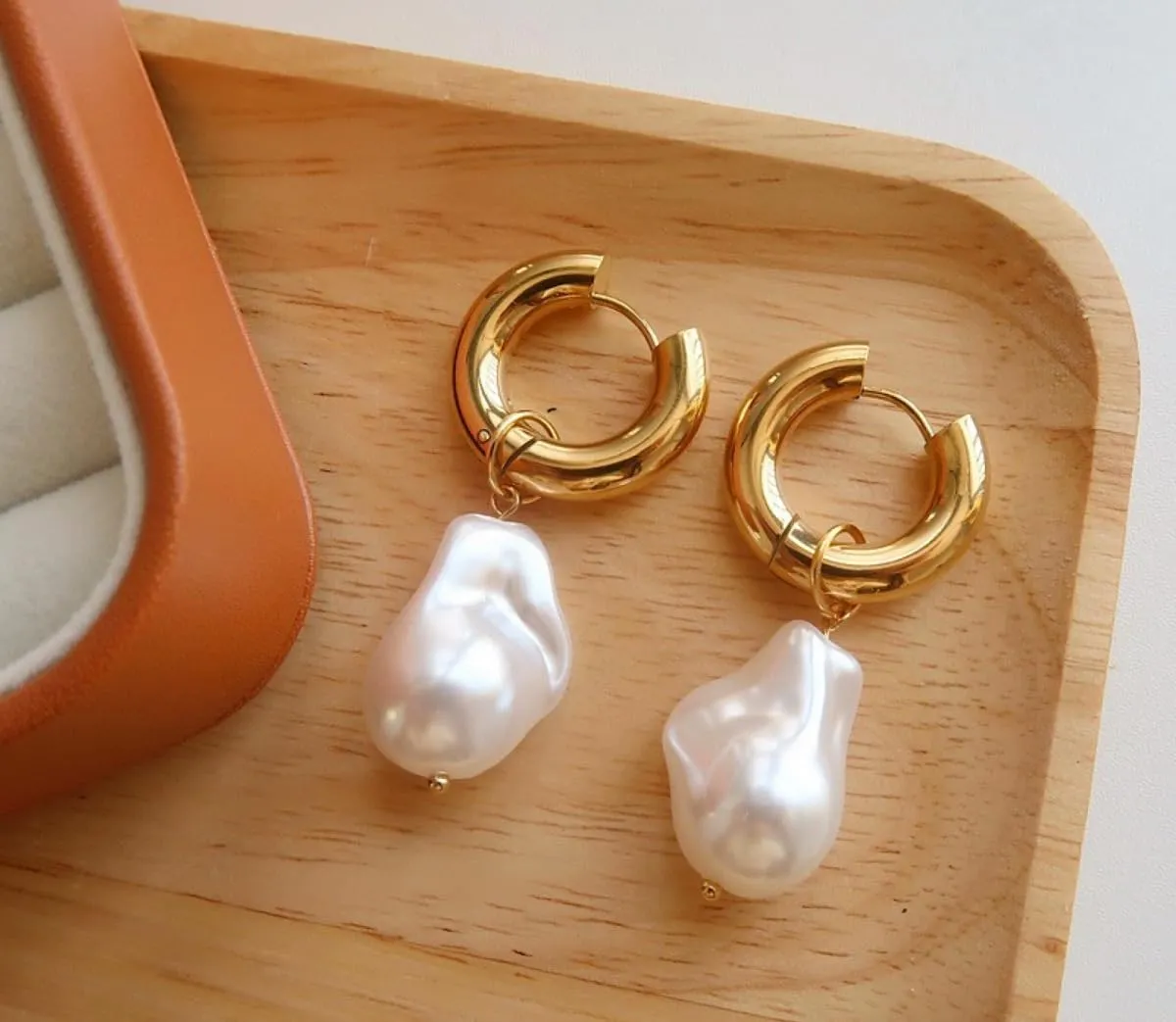 Pearl Earrings for Woman Gold Dangle Aesthetic Dainty Pearl Drop Earrings for Woman Gift and Wedding